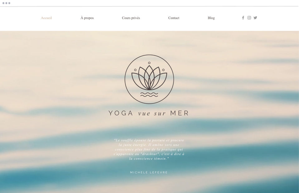 Page d'accueil d'un site de studio de yoga au style épuré. On voit un logo syr un fond beige et bleu et une citation en police de texte blanche.