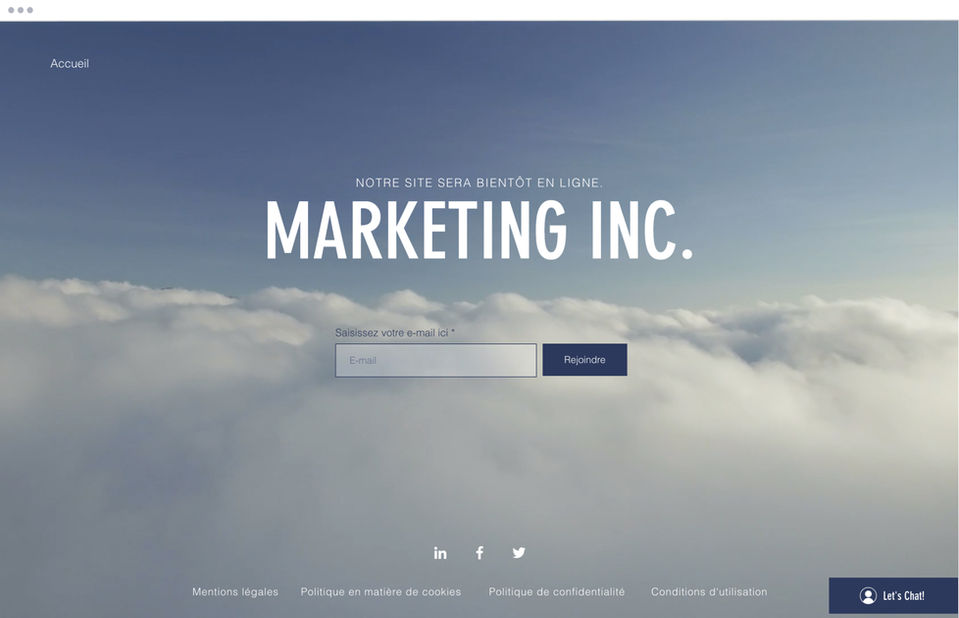 Landing page d'un site de marketing avec police de texte blanche sur un fond animé de ciel avec nuage.